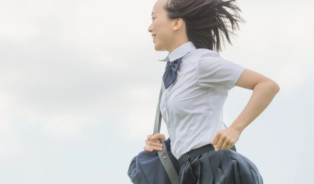 笑顔で走り出す女子高生