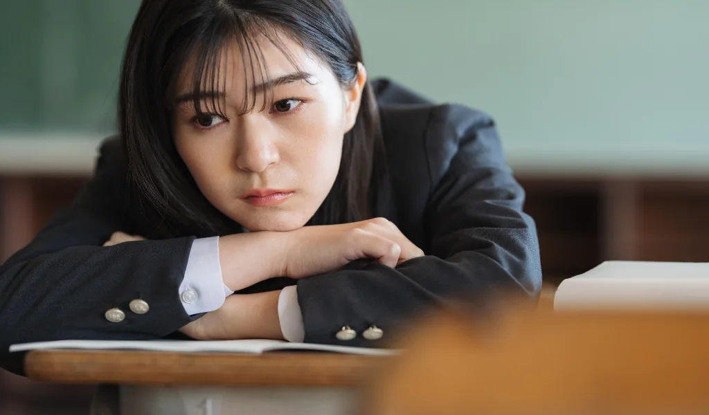 悩んだ表情の女子高生