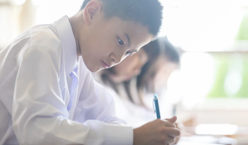 必死に勉強する男子中学生
