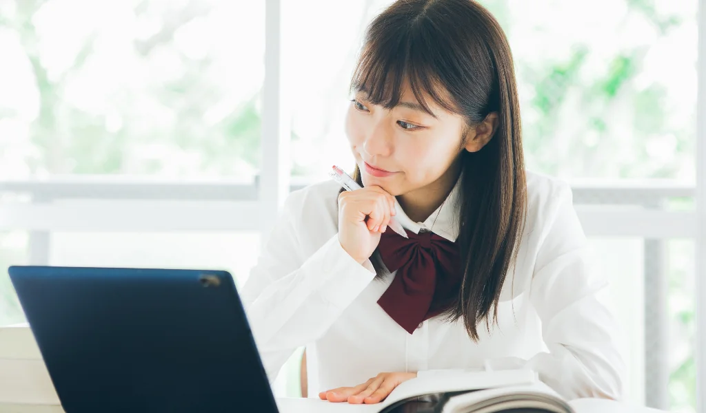 オンライン授業を受講する女の子