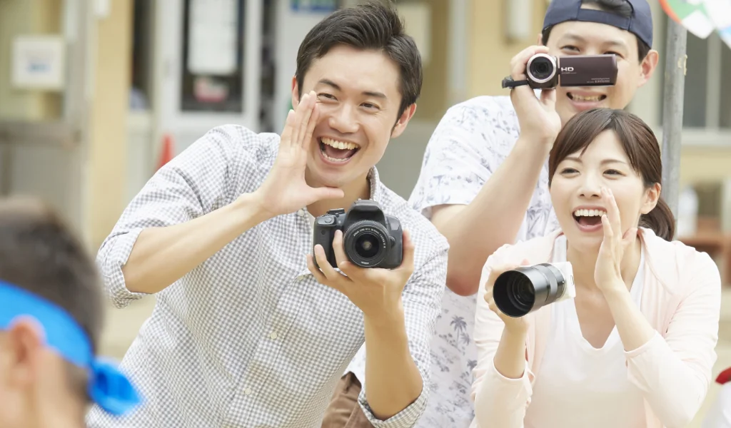 後ろから子どもを応援する保護者