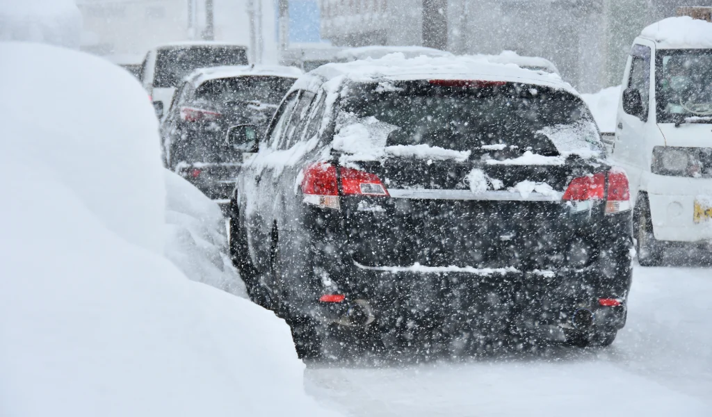 猛吹雪の中走る車