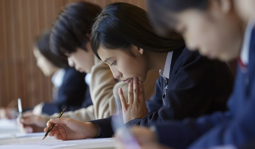 必死に受験勉強する女子高生